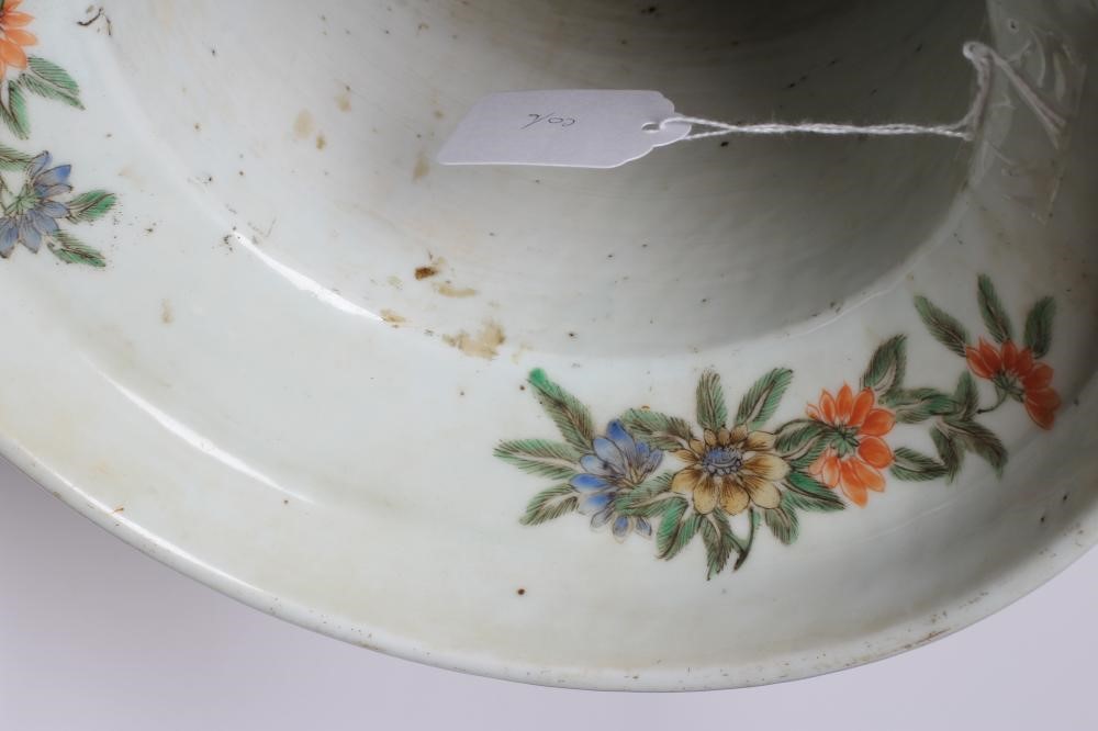 A CHINESE PORCELAIN FAMILLE VERTE LARGE ALCOVE ROULEAU VASE painted with a continuous narrative with Image