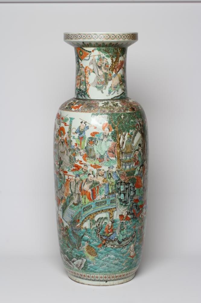 A CHINESE PORCELAIN FAMILLE VERTE LARGE ALCOVE ROULEAU VASE painted with a continuous narrative with Image
