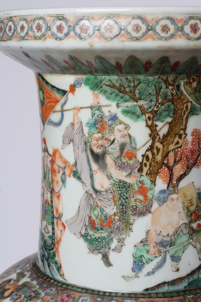 A CHINESE PORCELAIN FAMILLE VERTE LARGE ALCOVE ROULEAU VASE painted with a continuous narrative with Image
