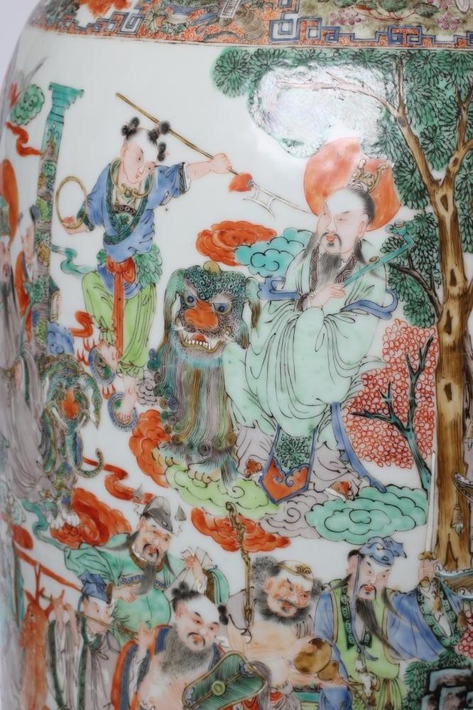 A CHINESE PORCELAIN FAMILLE VERTE LARGE ALCOVE ROULEAU VASE painted with a continuous narrative with Image