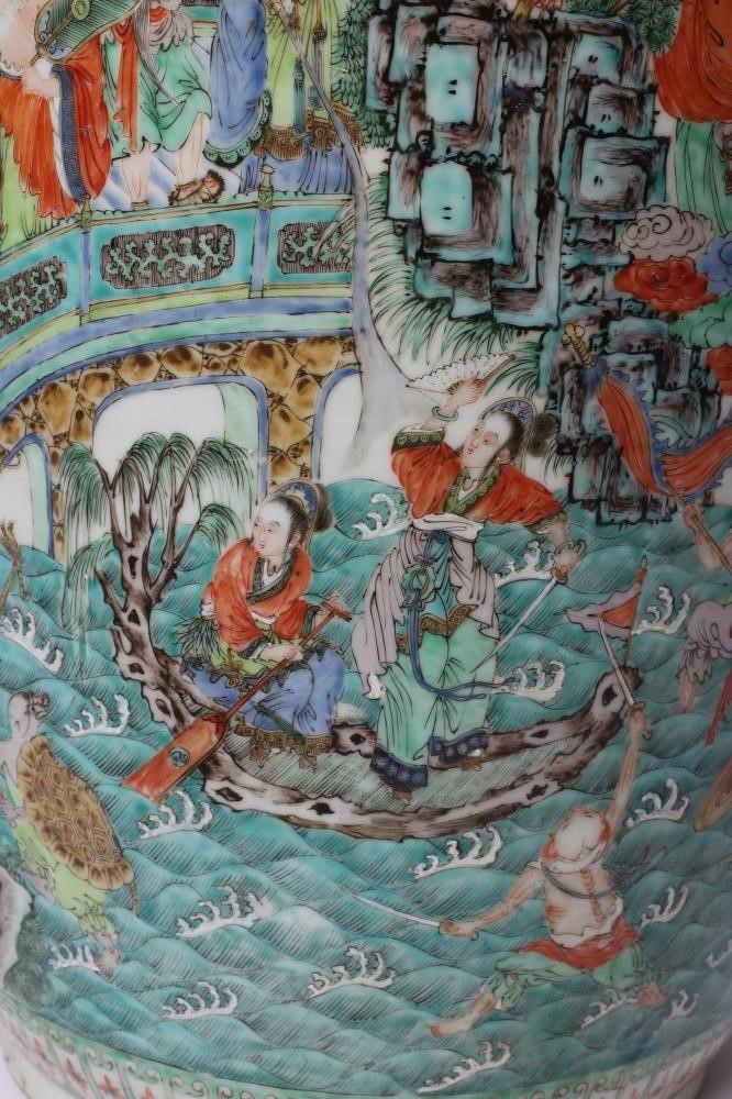 A CHINESE PORCELAIN FAMILLE VERTE LARGE ALCOVE ROULEAU VASE painted with a continuous narrative with Image