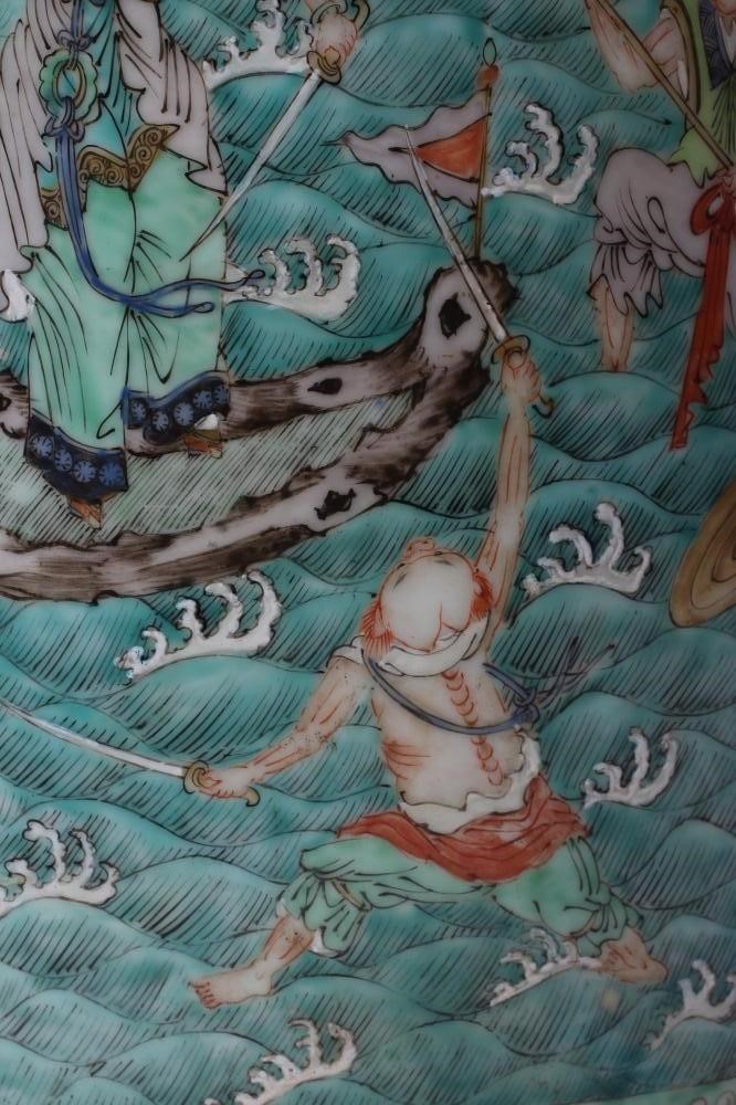 A CHINESE PORCELAIN FAMILLE VERTE LARGE ALCOVE ROULEAU VASE painted with a continuous narrative with Image