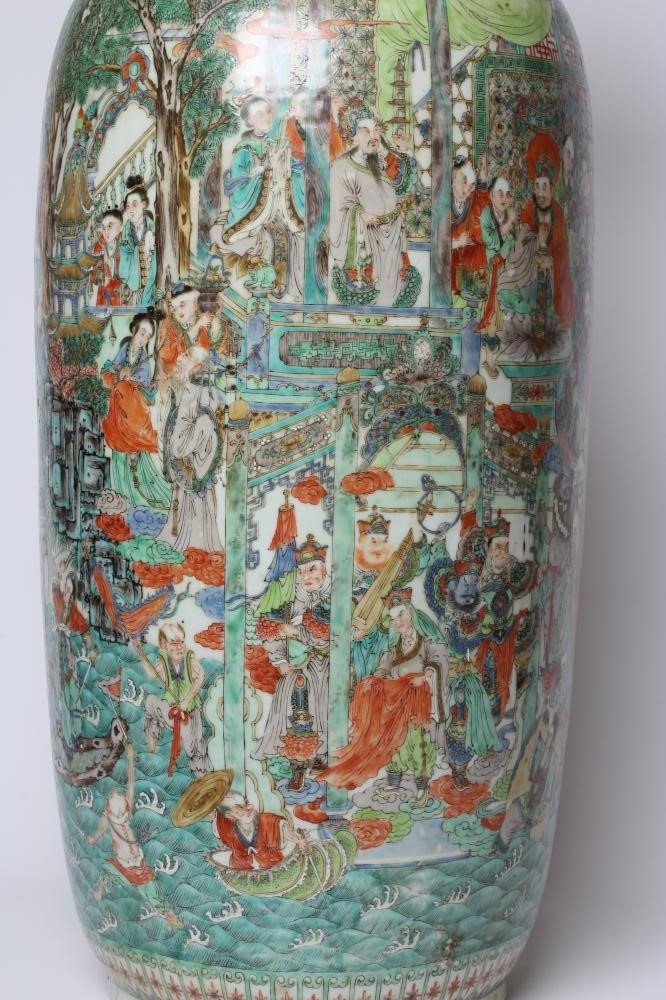 A CHINESE PORCELAIN FAMILLE VERTE LARGE ALCOVE ROULEAU VASE painted with a continuous narrative with Image