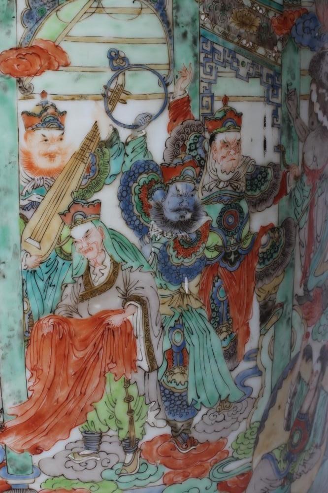 A CHINESE PORCELAIN FAMILLE VERTE LARGE ALCOVE ROULEAU VASE painted with a continuous narrative with Image