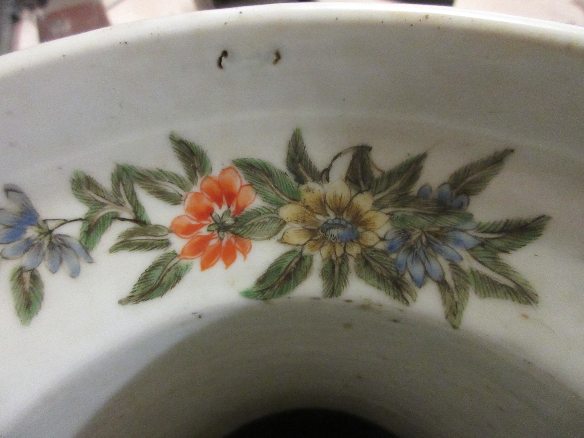 A CHINESE PORCELAIN FAMILLE VERTE LARGE ALCOVE ROULEAU VASE painted with a continuous narrative with Image