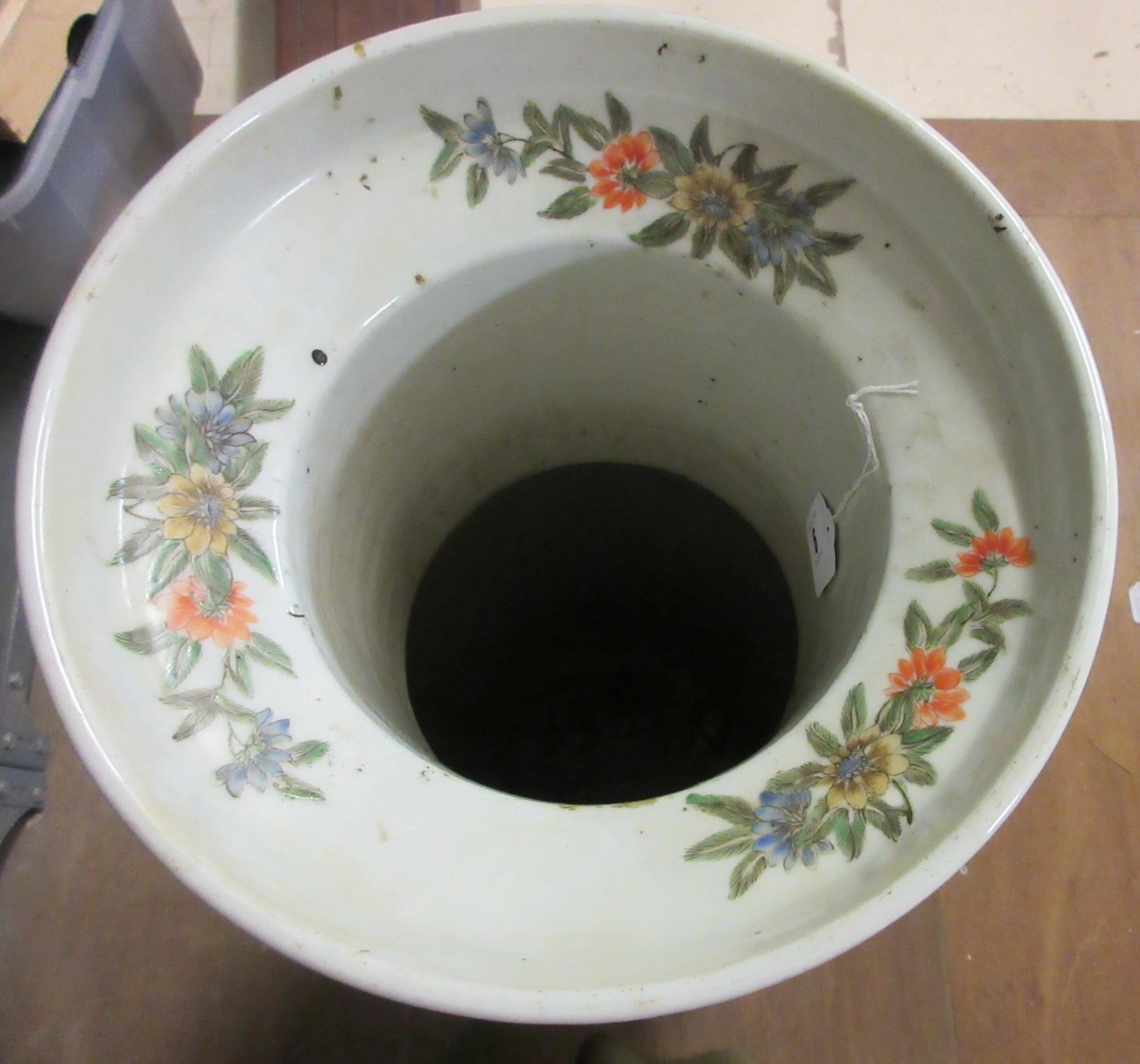 A CHINESE PORCELAIN FAMILLE VERTE LARGE ALCOVE ROULEAU VASE painted with a continuous narrative with Image