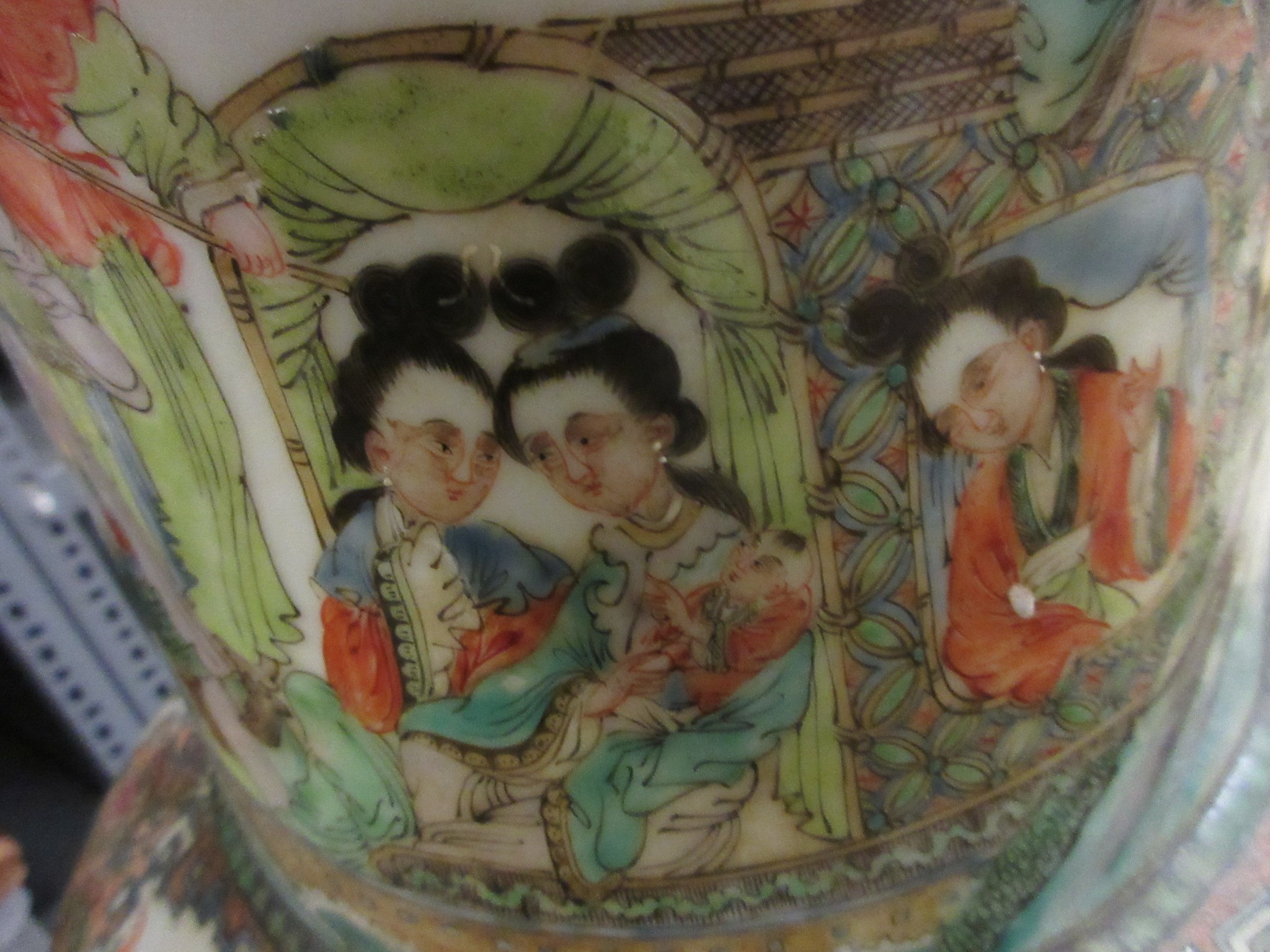 A CHINESE PORCELAIN FAMILLE VERTE LARGE ALCOVE ROULEAU VASE painted with a continuous narrative with Image