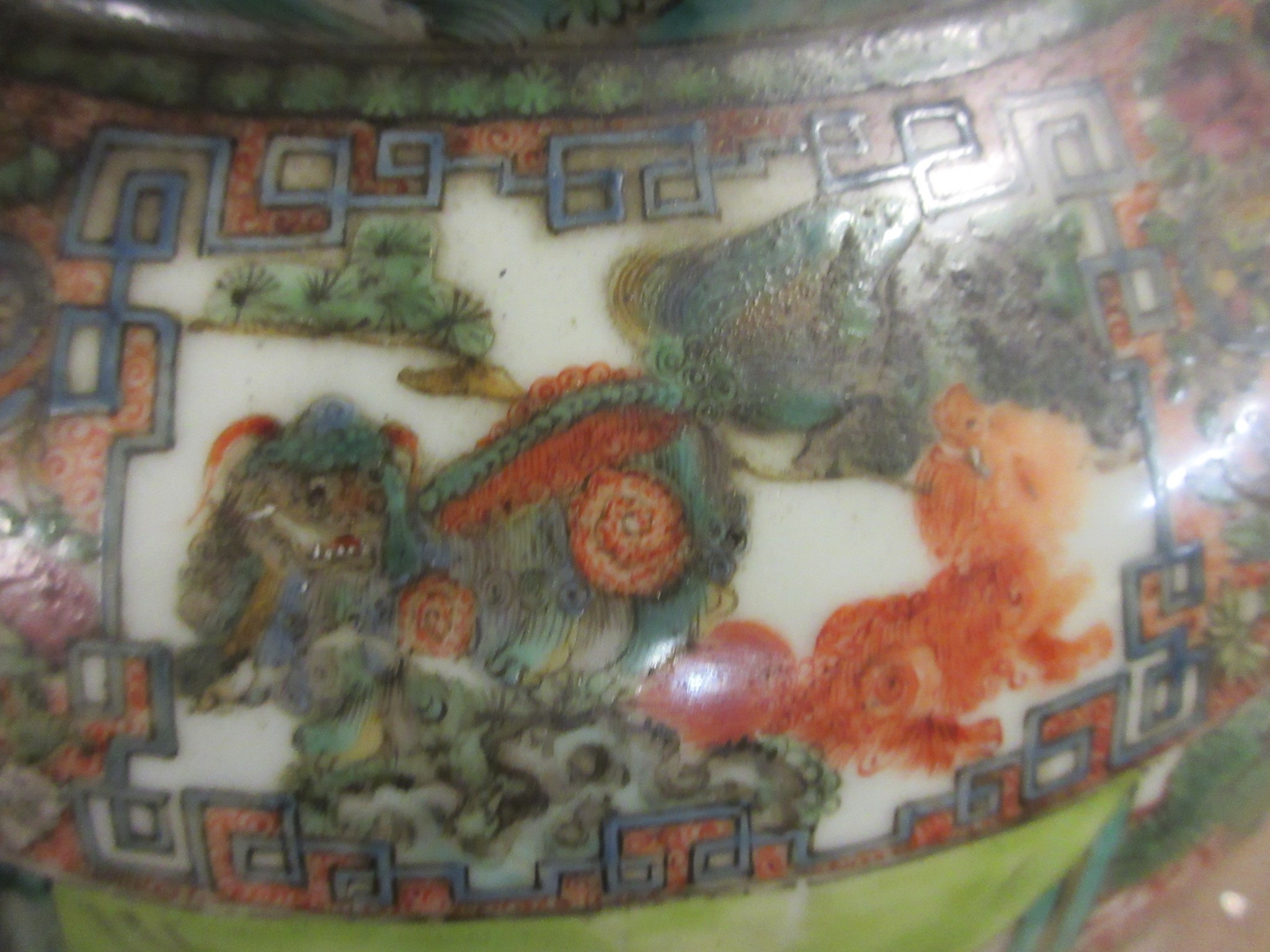 A CHINESE PORCELAIN FAMILLE VERTE LARGE ALCOVE ROULEAU VASE painted with a continuous narrative with Image