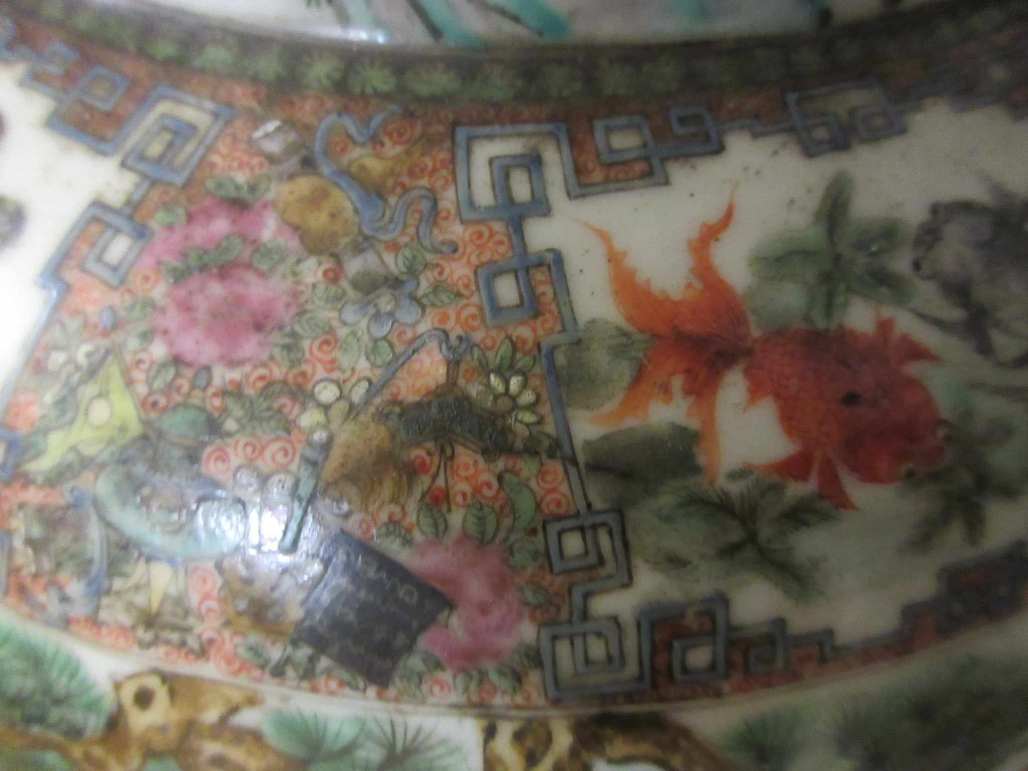 A CHINESE PORCELAIN FAMILLE VERTE LARGE ALCOVE ROULEAU VASE painted with a continuous narrative with Image
