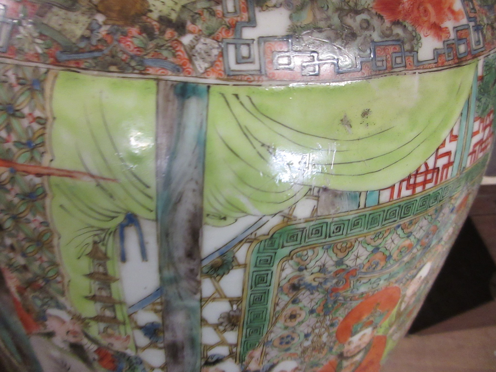 A CHINESE PORCELAIN FAMILLE VERTE LARGE ALCOVE ROULEAU VASE painted with a continuous narrative with Image