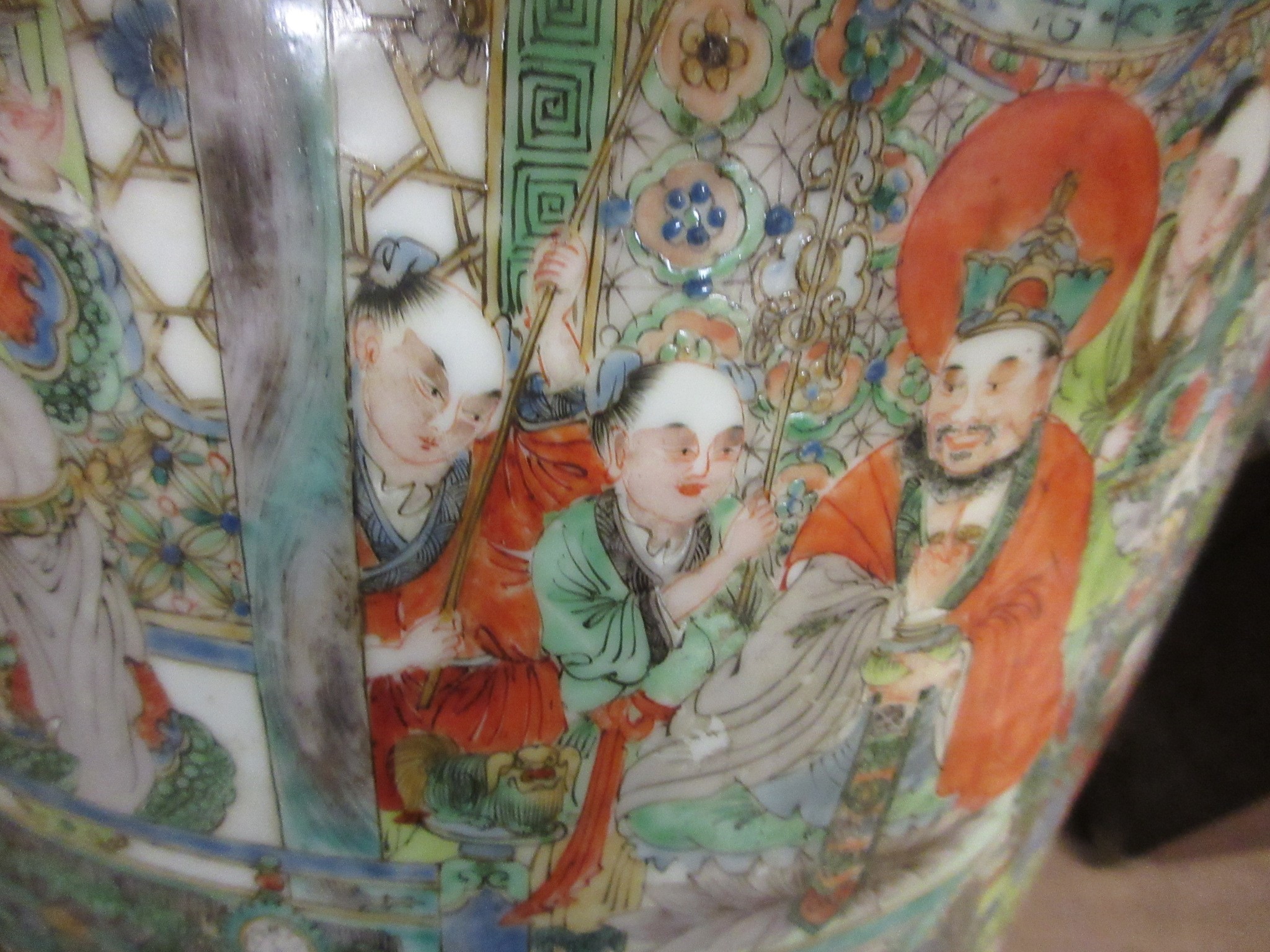 A CHINESE PORCELAIN FAMILLE VERTE LARGE ALCOVE ROULEAU VASE painted with a continuous narrative with Image