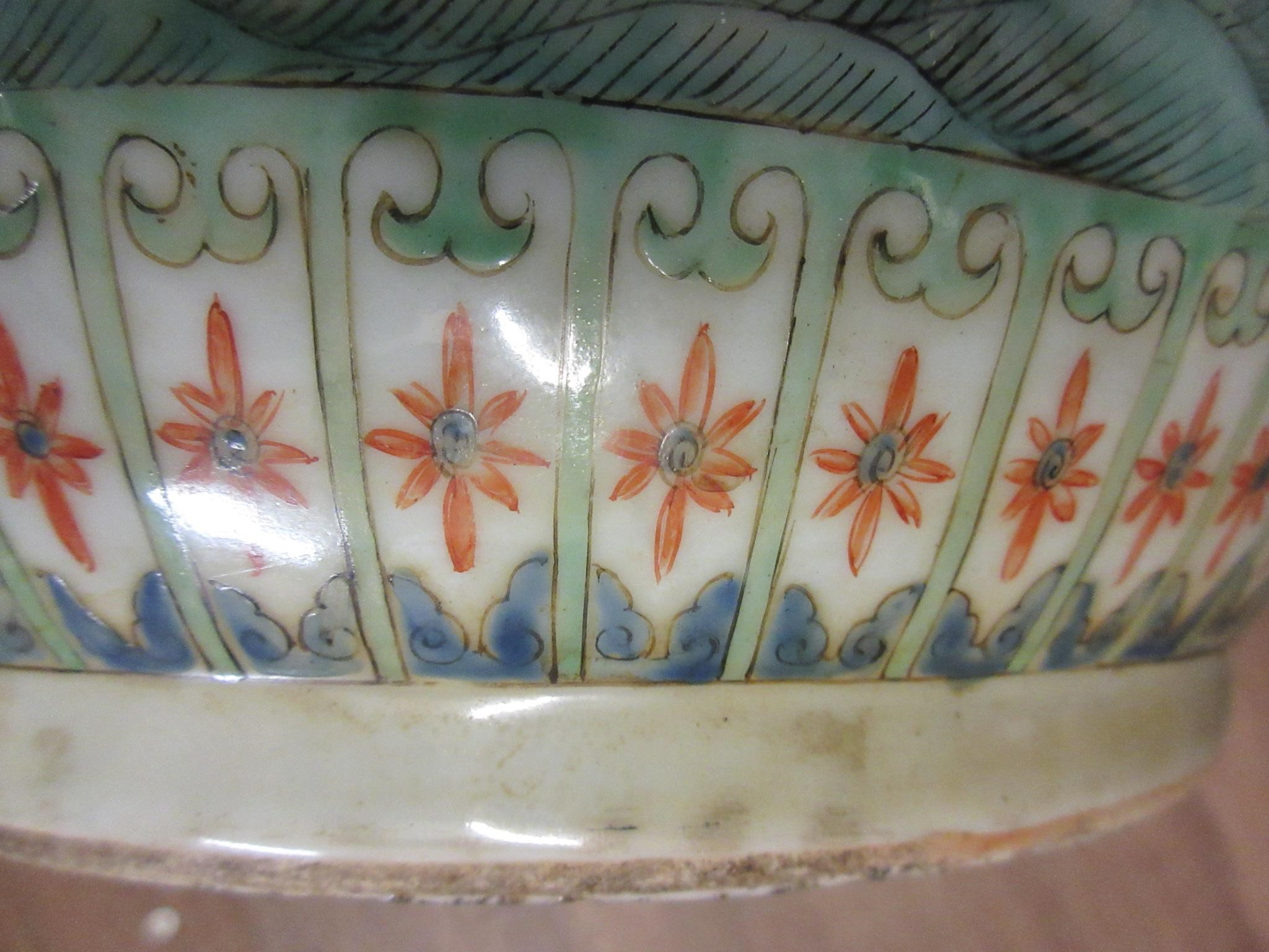 A CHINESE PORCELAIN FAMILLE VERTE LARGE ALCOVE ROULEAU VASE painted with a continuous narrative with Image