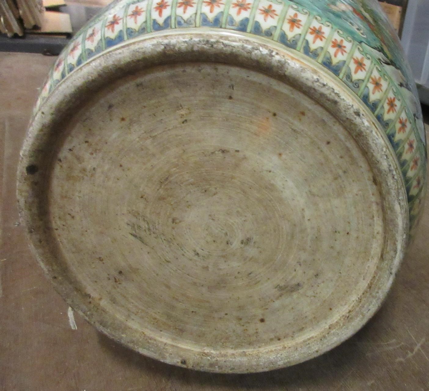 A CHINESE PORCELAIN FAMILLE VERTE LARGE ALCOVE ROULEAU VASE painted with a continuous narrative with Image