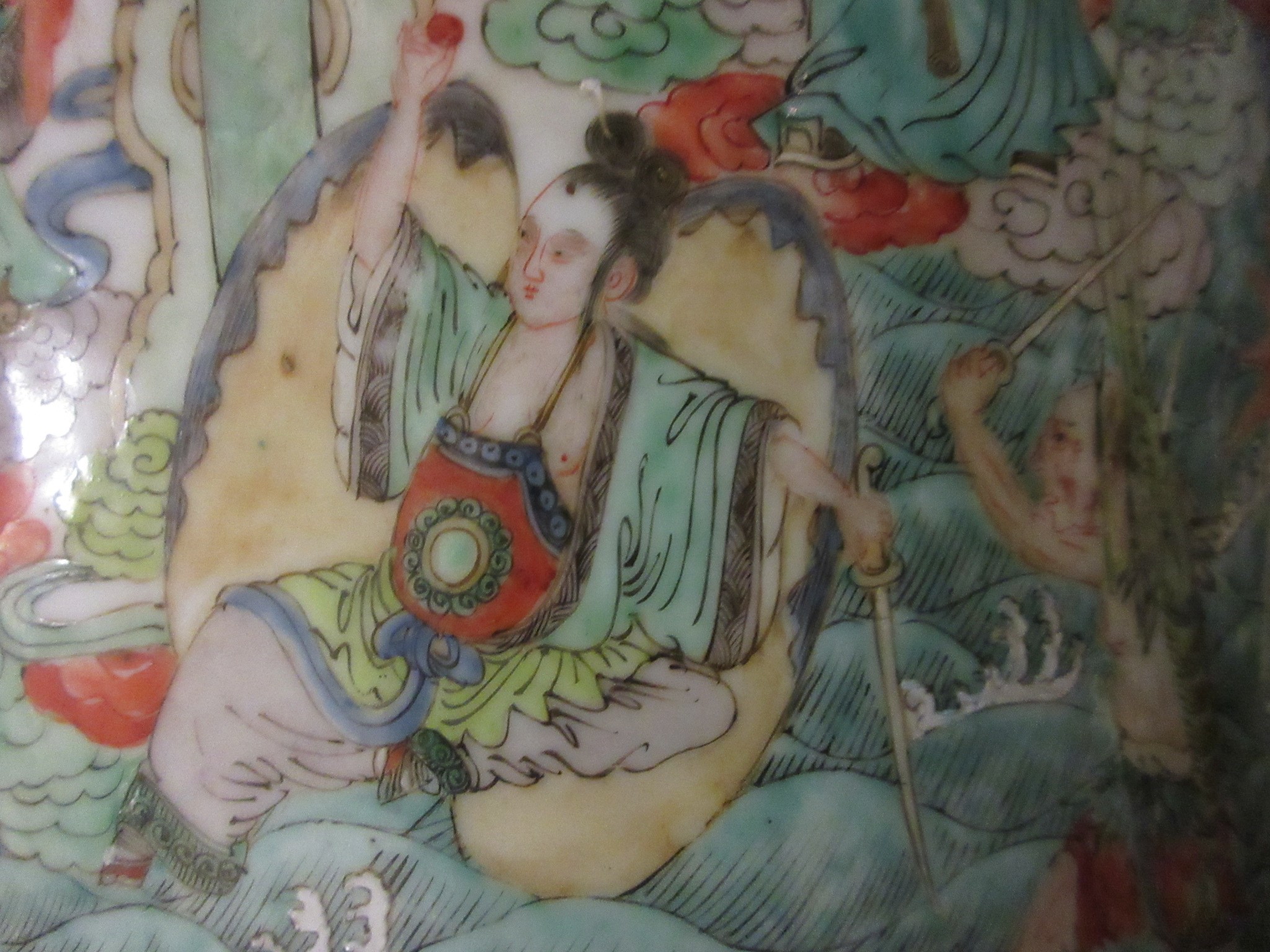 A CHINESE PORCELAIN FAMILLE VERTE LARGE ALCOVE ROULEAU VASE painted with a continuous narrative with Image