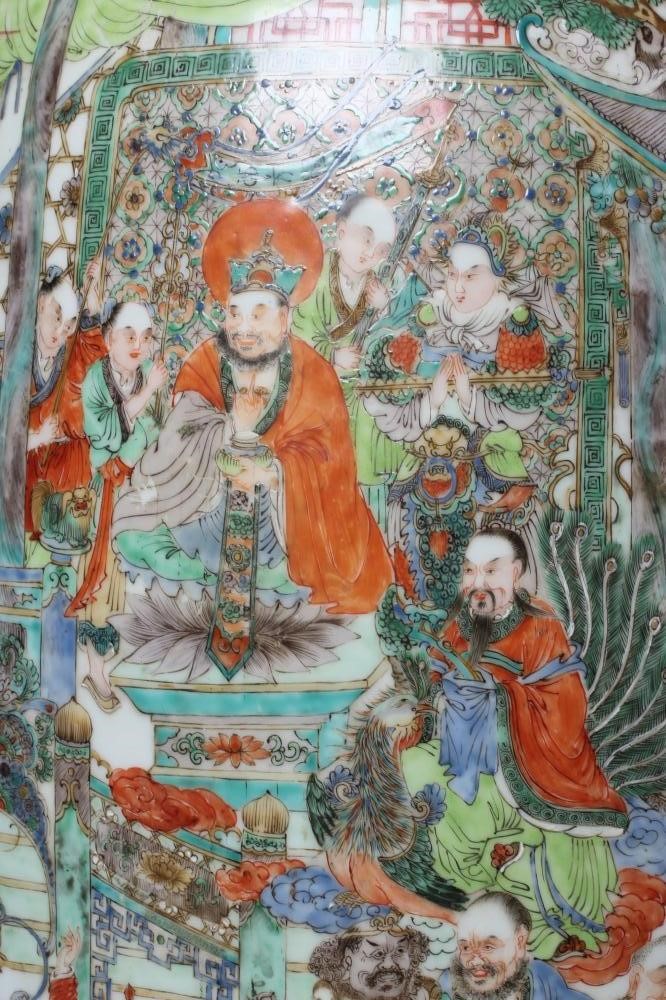 A CHINESE PORCELAIN FAMILLE VERTE LARGE ALCOVE ROULEAU VASE painted with a continuous narrative with Image