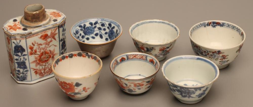 A COLLECTION OF CHINESE IMARI PORCELAIN comprising a tea canister of canted oblong form Image
