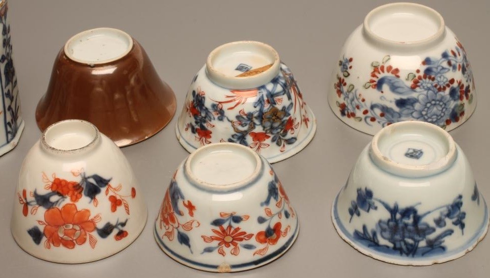A COLLECTION OF CHINESE IMARI PORCELAIN comprising a tea canister of canted oblong form Image