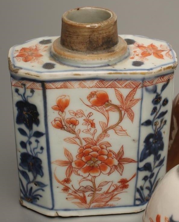 A COLLECTION OF CHINESE IMARI PORCELAIN comprising a tea canister of canted oblong form Image