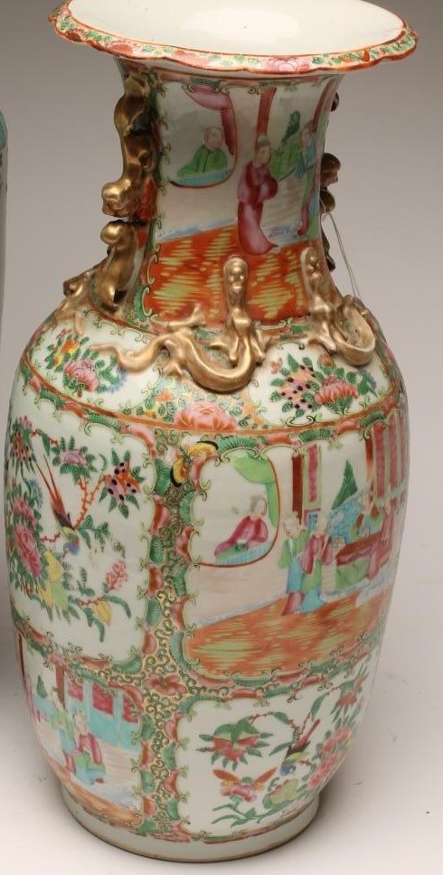 A CANTONESE PORCELAIN VASE Image