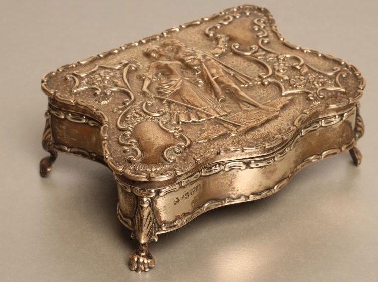 AN EDWARDIAN SILVER DRESSING TABLE BOX Image