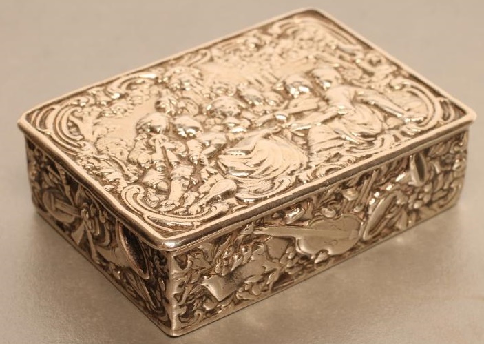 AN EDWARDIAN SILVER SNUFF BOX Image