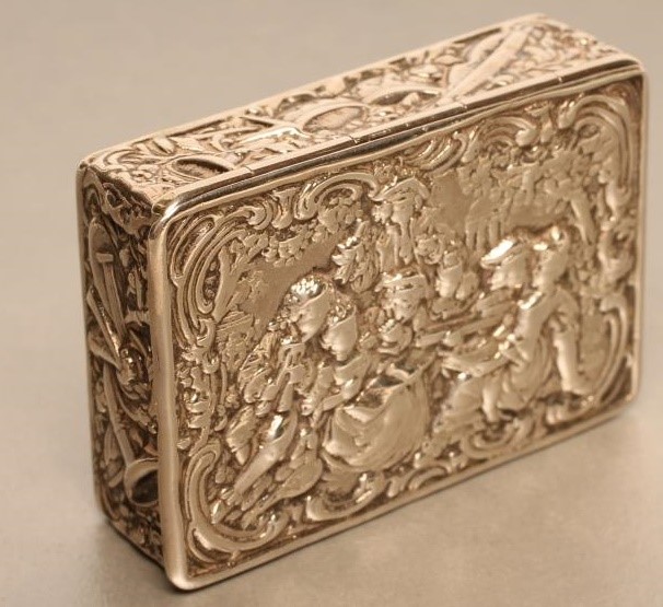 AN EDWARDIAN SILVER SNUFF BOX Image
