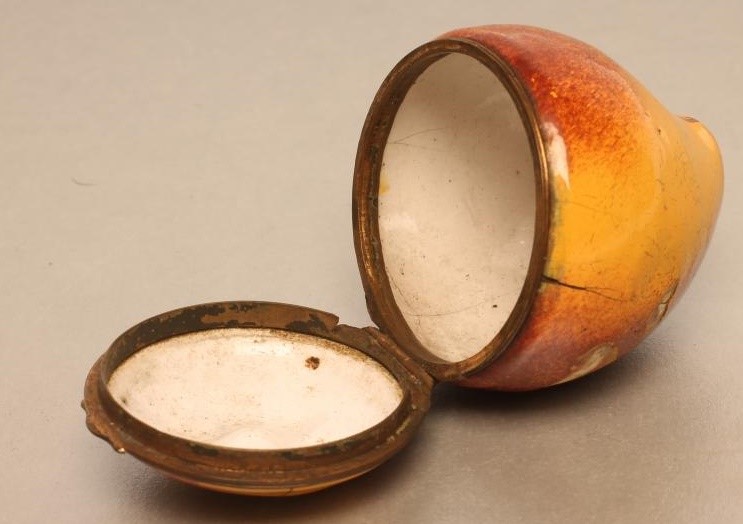 A SOUTH STAFFORDSHIRE ENAMEL PEAR BONBONIERE Image