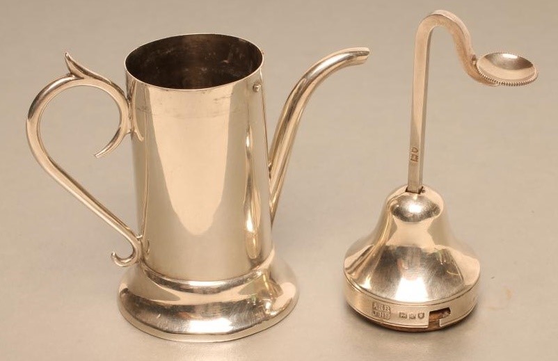 A SILVER NOVELTY SCENT DISPENSER Image