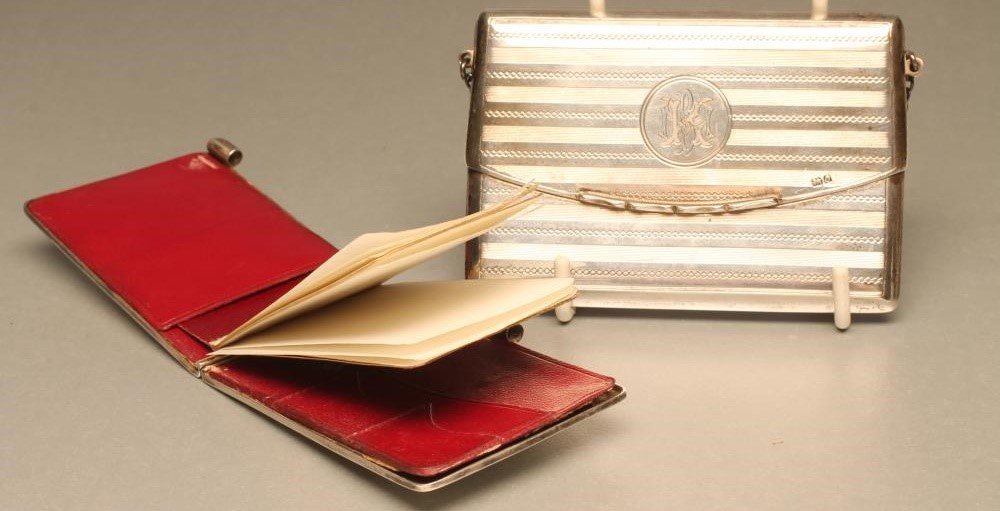 A LADY'S SILVER VISITING CARD CASE Image