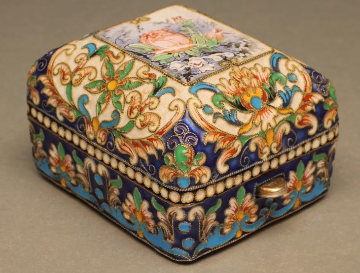 A CONTINENTAL SILVER GILT AND CLOISONNE ENAMEL BOX Image