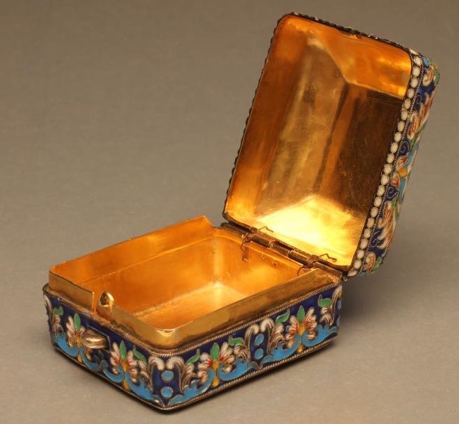 A CONTINENTAL SILVER GILT AND CLOISONNE ENAMEL BOX Image