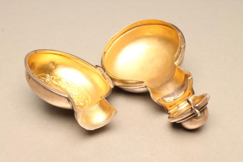 AN EDWARDIAN ART NOUVEAU SILVER SCENT BOTTLE CASE Image