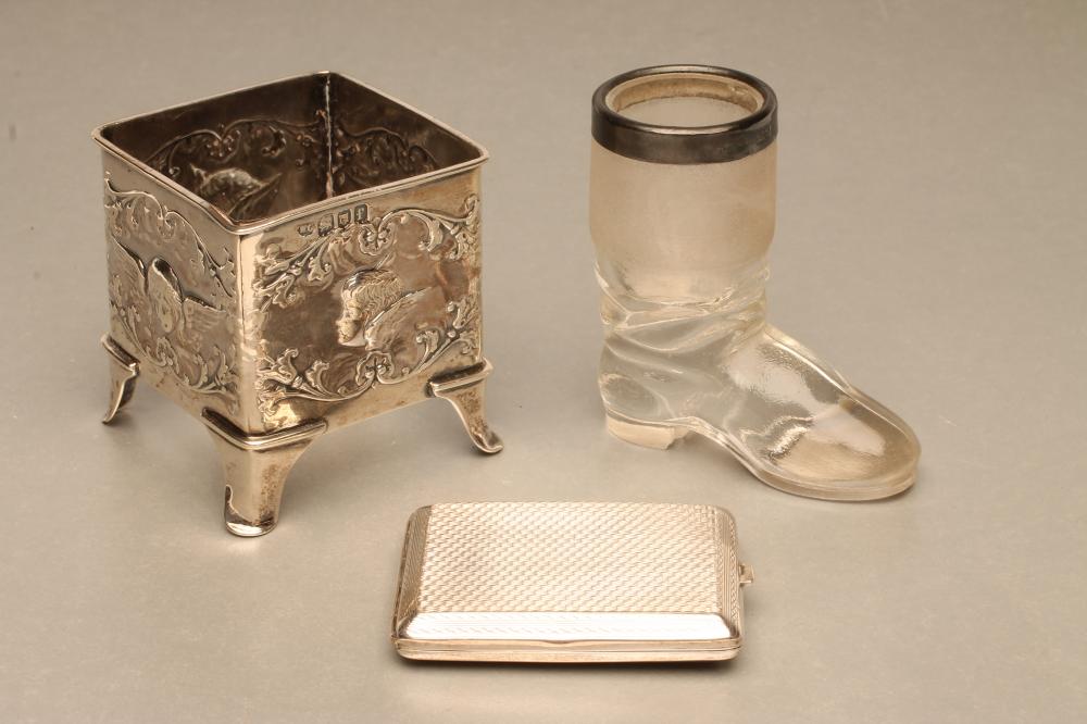 AN EDWARDIAN SILVER MOUNTED CLEAR GLASS NOVELTY "BOOT" VESTA HOLDER with silver collar Image