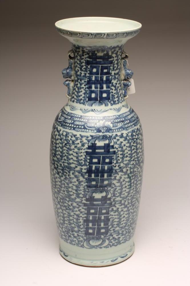 A CHINESE PORCELAIN LARGE VASE Image