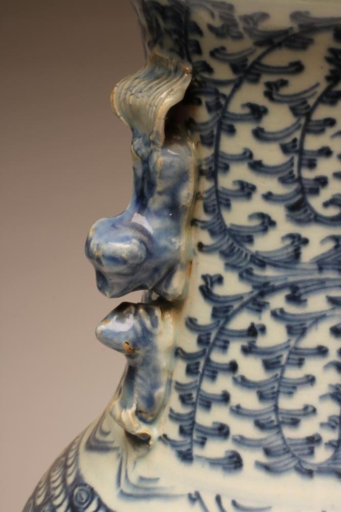 A CHINESE PORCELAIN LARGE VASE Image