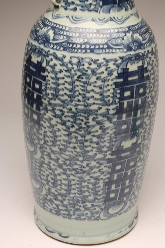 A CHINESE PORCELAIN LARGE VASE Image