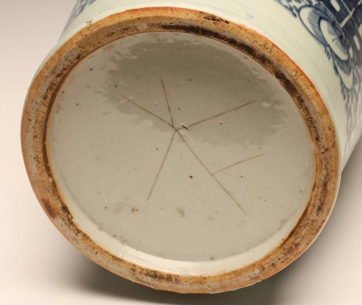 A CHINESE PORCELAIN LARGE VASE Image