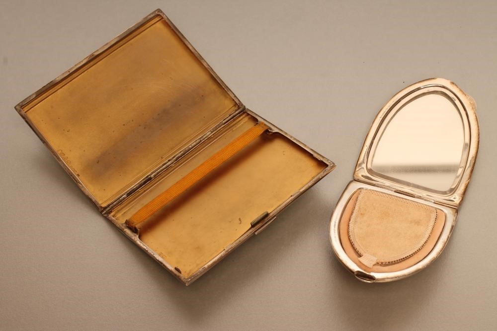 AN ART DECO SILVER CIGARETTE CASE Image