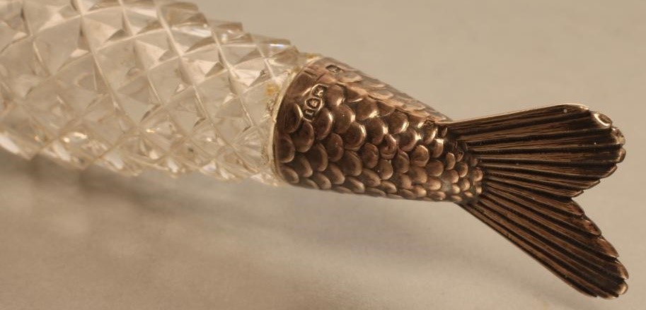 A VICTORIAN SILVER MOUNTED WEBB CRYSTAL NOVELTY FISH SCENT BOTTLE Image