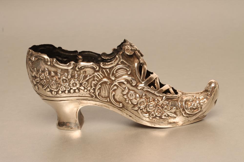 AN EDWARDIAN SILVER NOVELTY PIN CUSHION Image