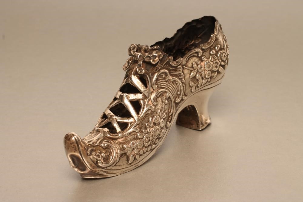 AN EDWARDIAN SILVER NOVELTY PIN CUSHION Image