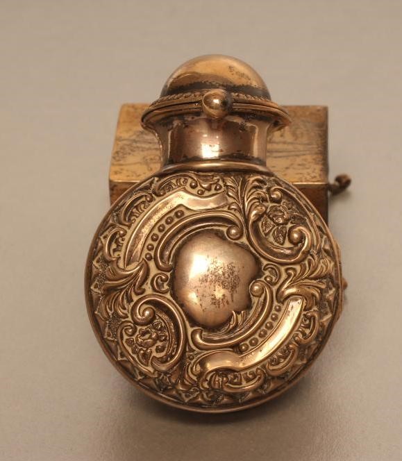 A LATE VICTORIAN SILVER SCENT BOTTLE CASE Image