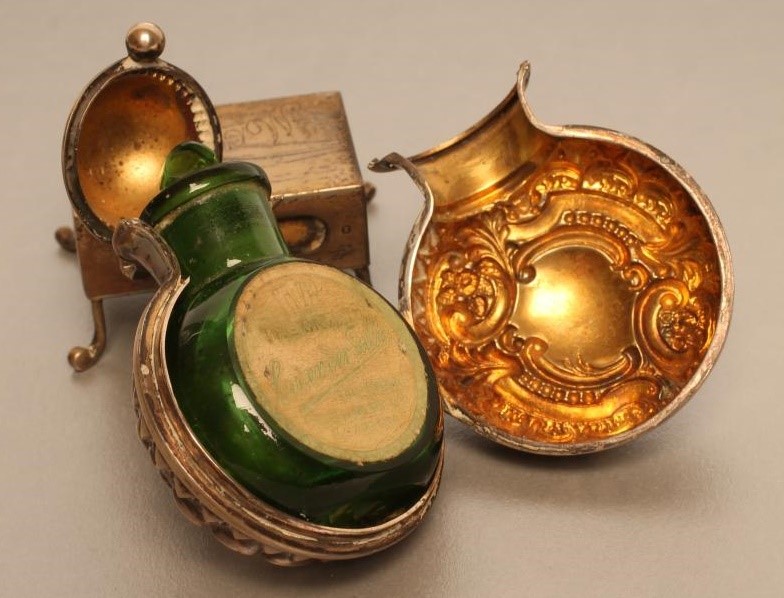 A LATE VICTORIAN SILVER SCENT BOTTLE CASE Image