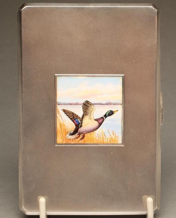 AN ART DECO SILVER CIGARETTE CASE Image