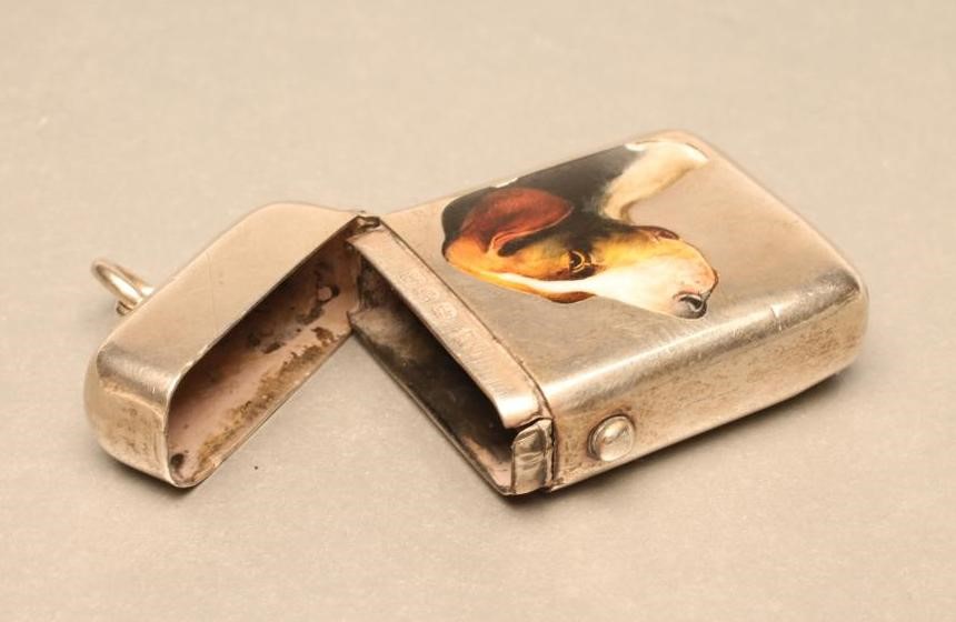 A LATE VICTORIAN SILVER VESTA CASE Image