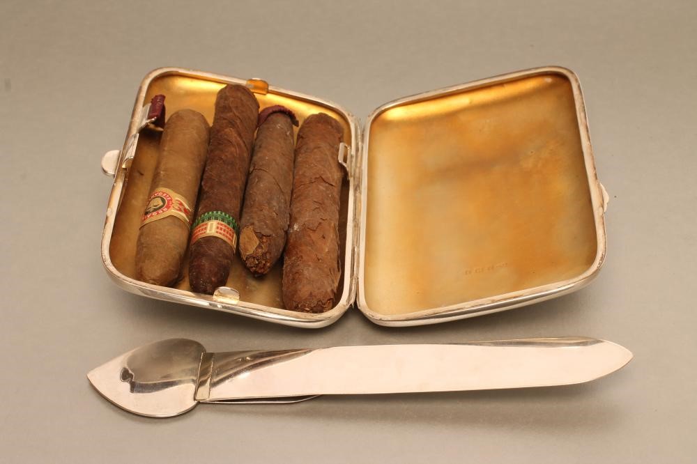 AN EDWARDIAN SILVER CIGAR CASE Image