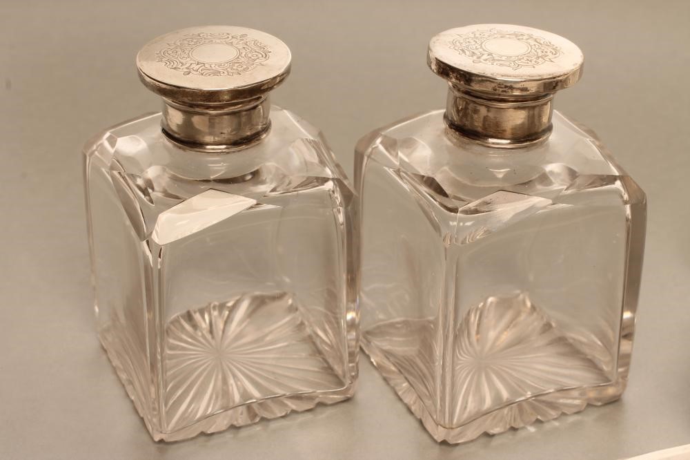 AN EARLY VICTORIAN SILVER TRAVELLING DRESSING SET Image