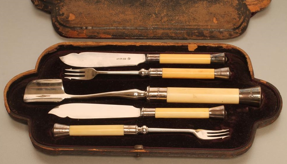 A VICTORIAN FIVE PIECE SILVER SERVING SET Image