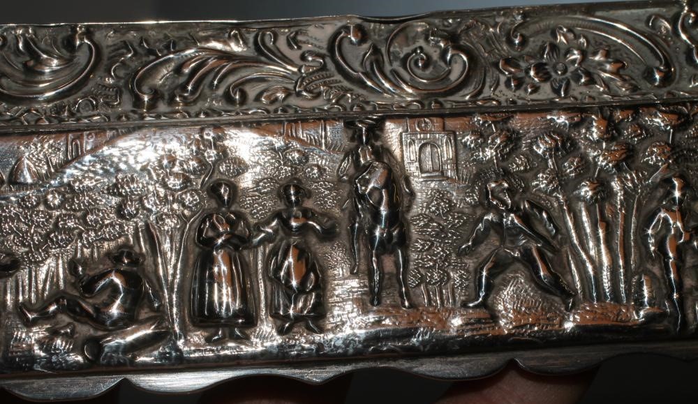 AN EDWARDIAN SILVER MULTIPLE RING BOX Image