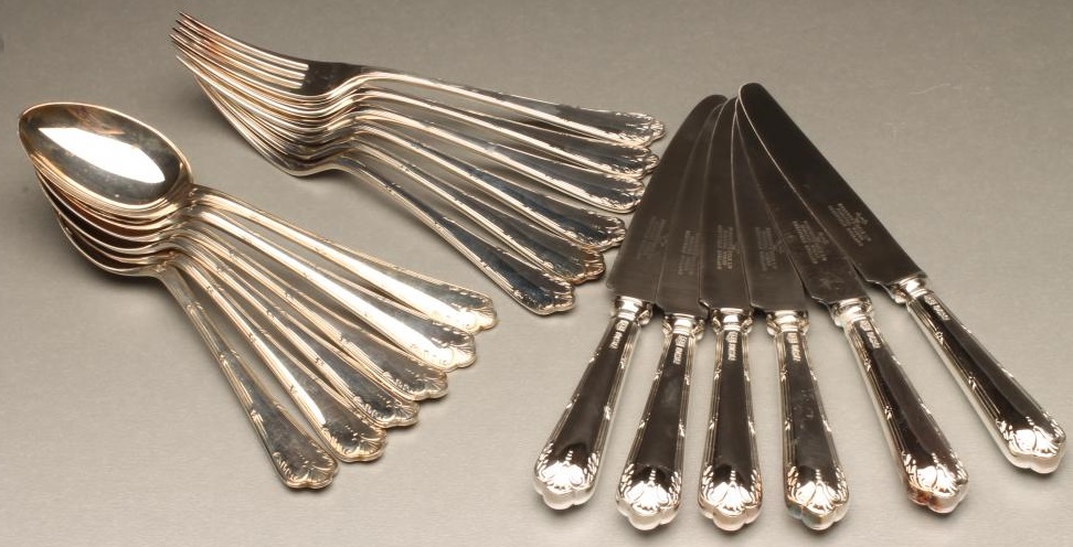 A SET OF SIX SILVER DESSERT SPOONS AND FORKS Image